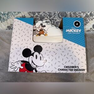 Children’s Mickey and friends sneakers size 4